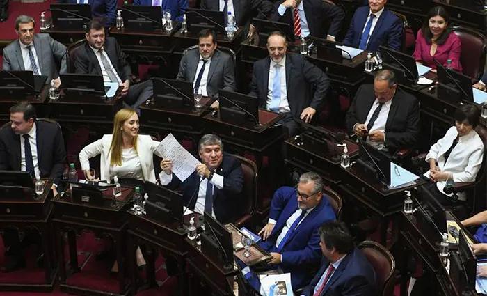 El Congreso define si la deuda al FMI se pagará con fondos fugados