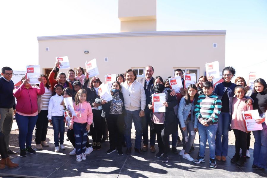Sáenz: "En dos años y medio casi 3 mil familias cumplieron el sueño de la casa propia"